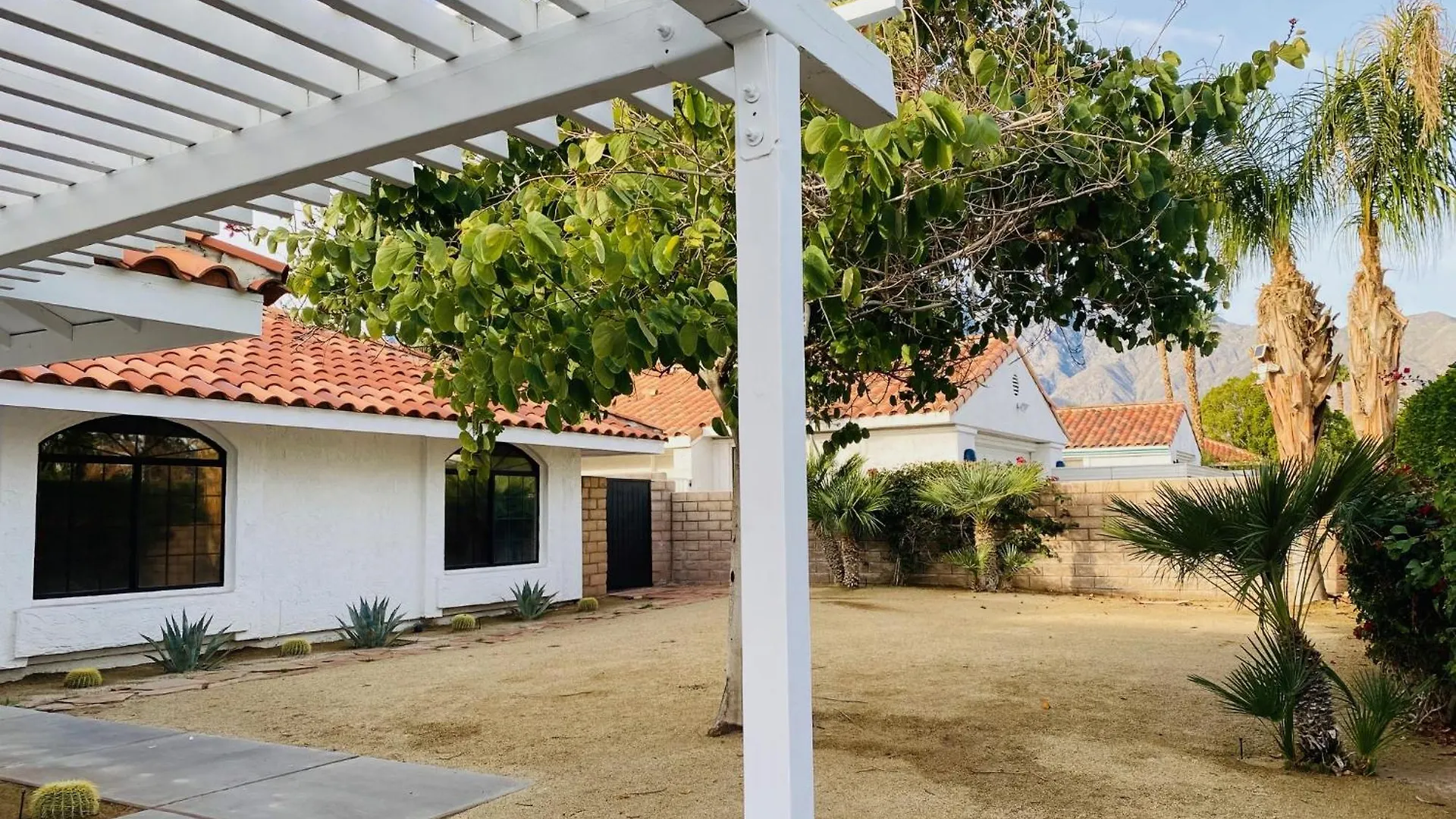 Tranquil Palm Springs Villa, Saltwater Pool, Magical View, Minutes To Downtown, Sleeps 8 Holiday home