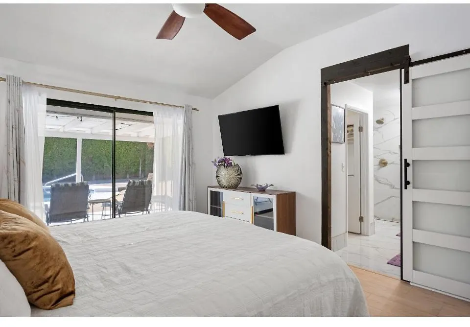 Tranquil Palm Springs Villa, Saltwater Pool, Magical View, Minutes To Downtown, Sleeps 8 Holiday home