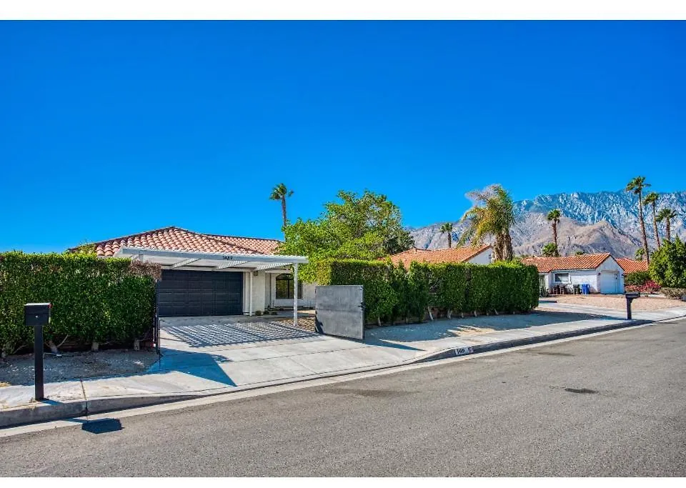 Holiday home Tranquil Palm Springs Villa, Saltwater Pool, Magical View, Minutes To Downtown, Sleeps 8